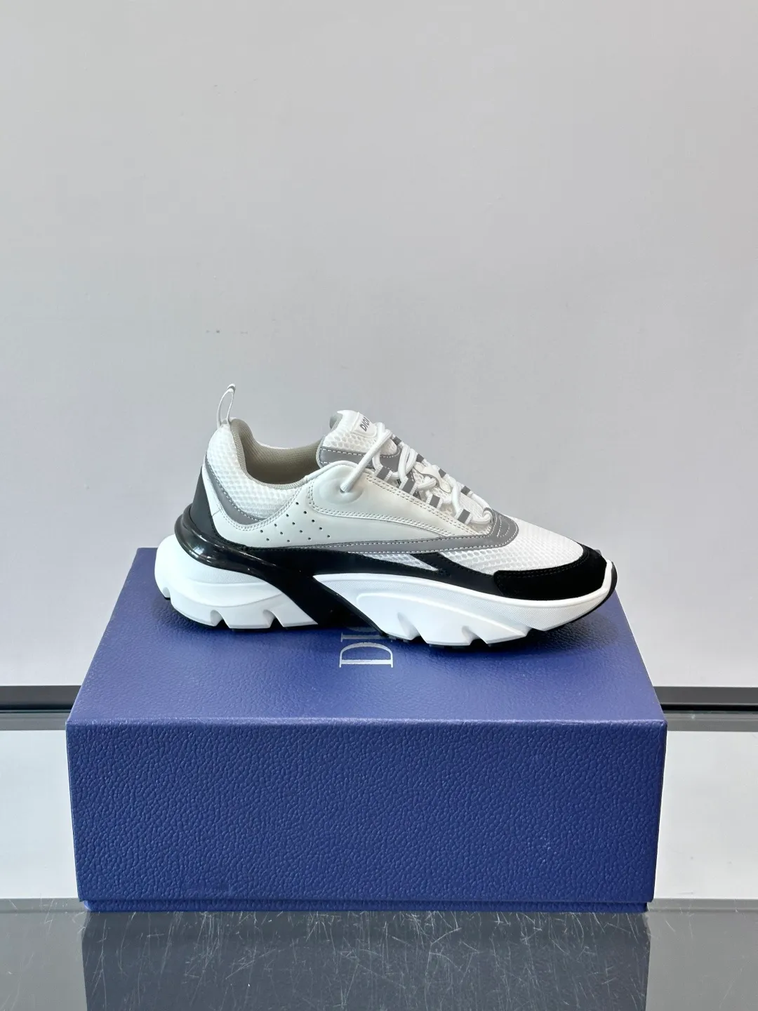 Men's shoes 💰p520 "Dior" B22 retro jogging shoes, inspired by classic jogging shoes, low-top thick sole design, cow leather + mesh fabric splicing, perfect texture and breathable. The black and white engraved rubber sole has great grip and comfort, and is OK for daily wear or sports! There is an embossed "CD" logo on the side of the shoe, which is low-key and recognizable. Rich colors, black and white, gray and blue, etc., versatile and fashionable, loved by European and American hip-hop circles and bloggers, a must-have for trendy wear size: 39-44 (customized at 45.46)